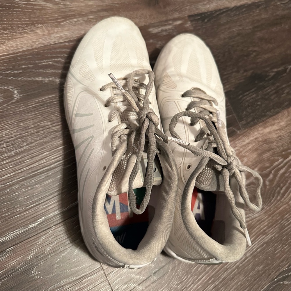Cheer shoes